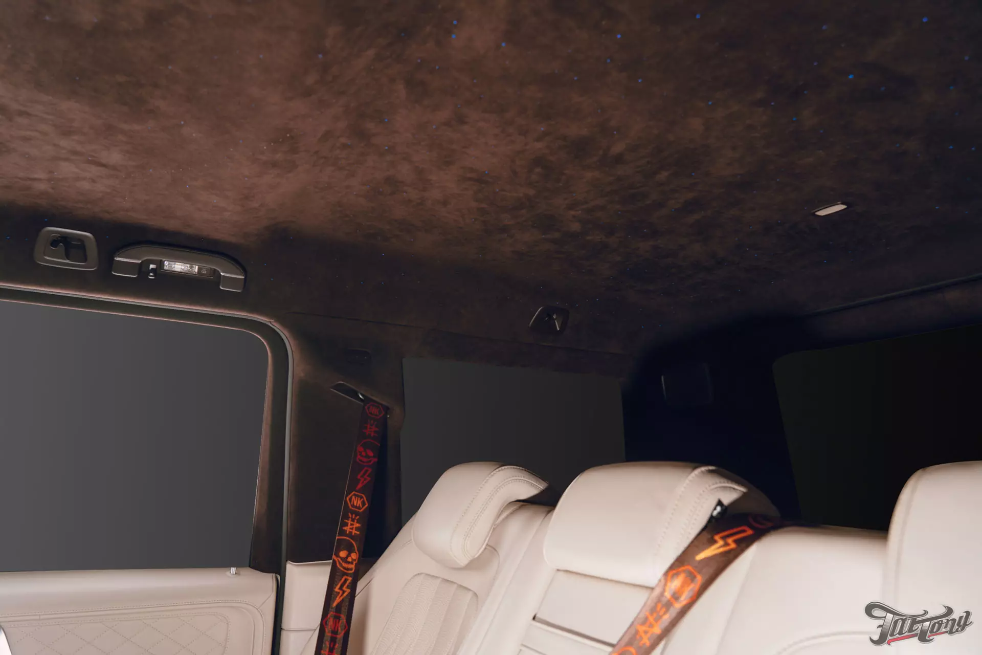 Mercedes G63 AMG. Звездное небо. Перетяжка потолка в алькантару. Карбон. Ковры из экокожи. Цветные ремни безопасности
